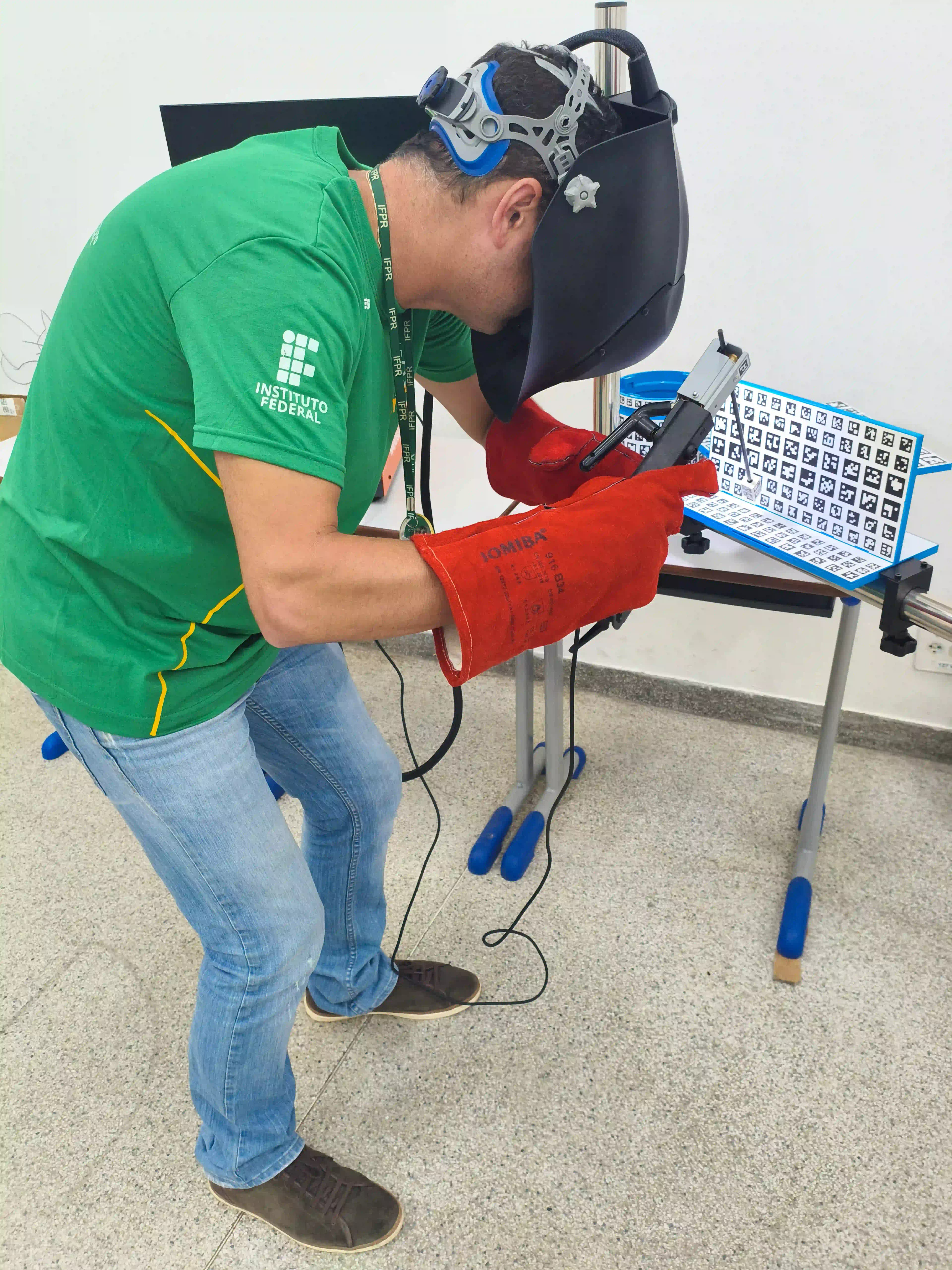 Imagem de estudante do Programa Autonomia e Renda manuseando equipamento de soldagem.