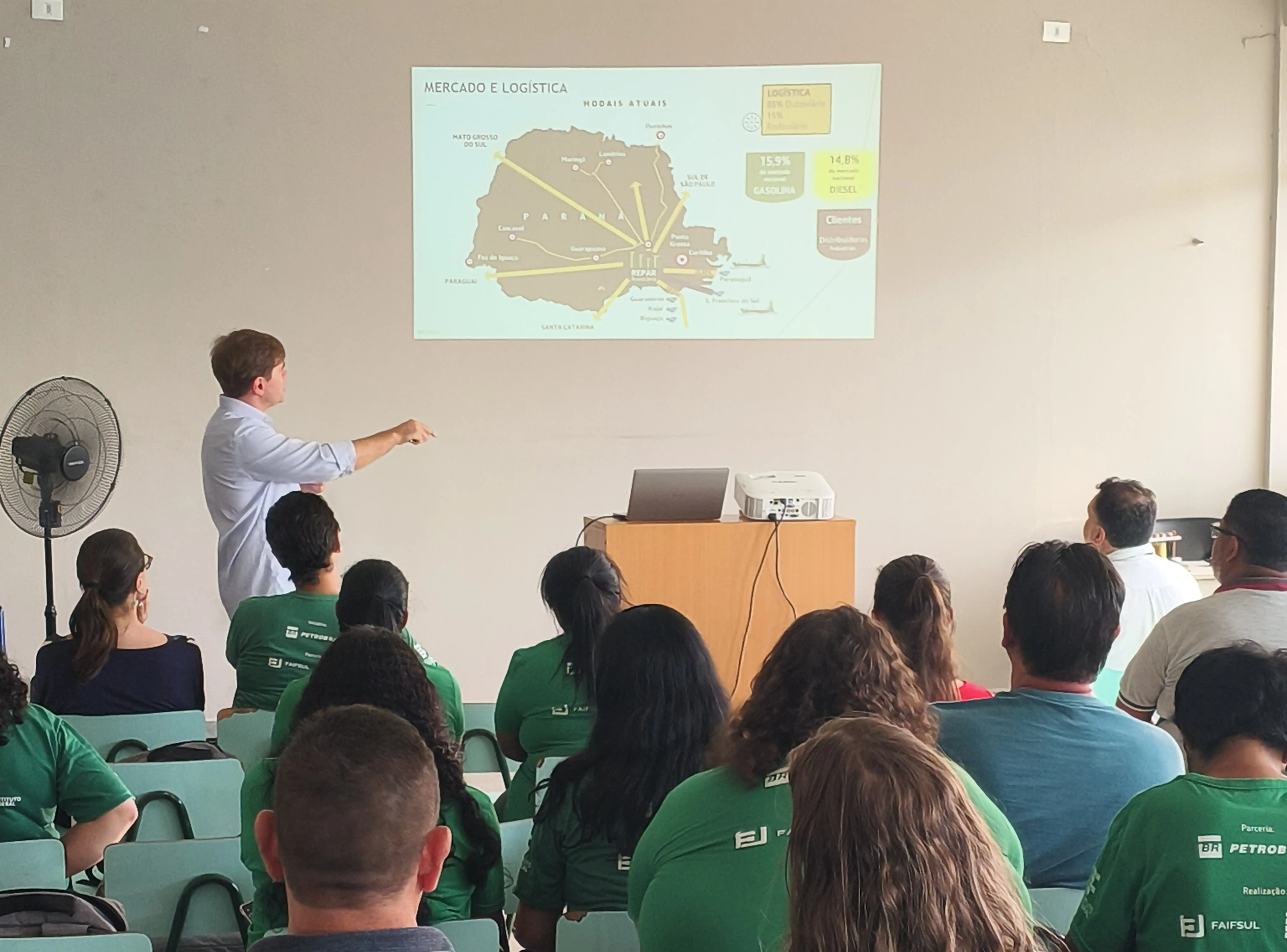 Imagem de estudantes do Programa Autonomia e Renda do IFPR em aula inaugural.