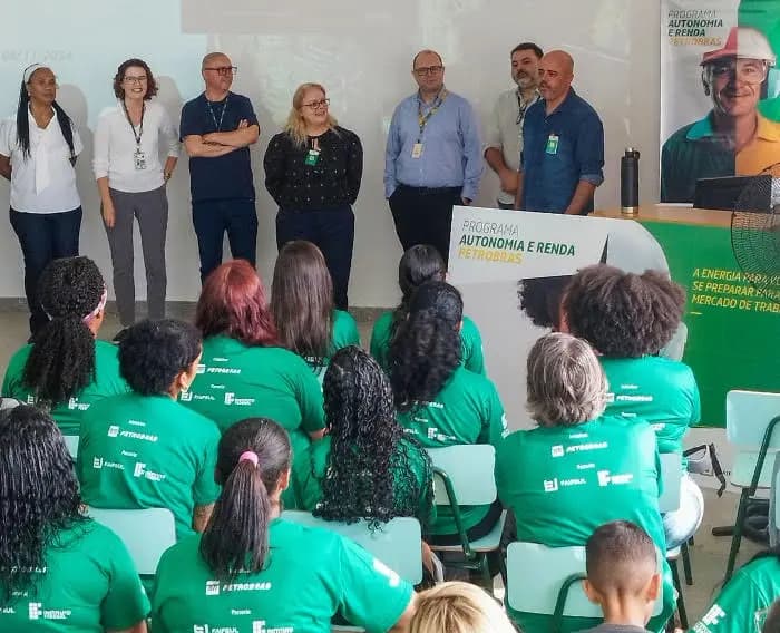 Imagem de estudantes do Programa Autonomia e Renda Petrobras em Aula inaugural no IFPR - Araucária