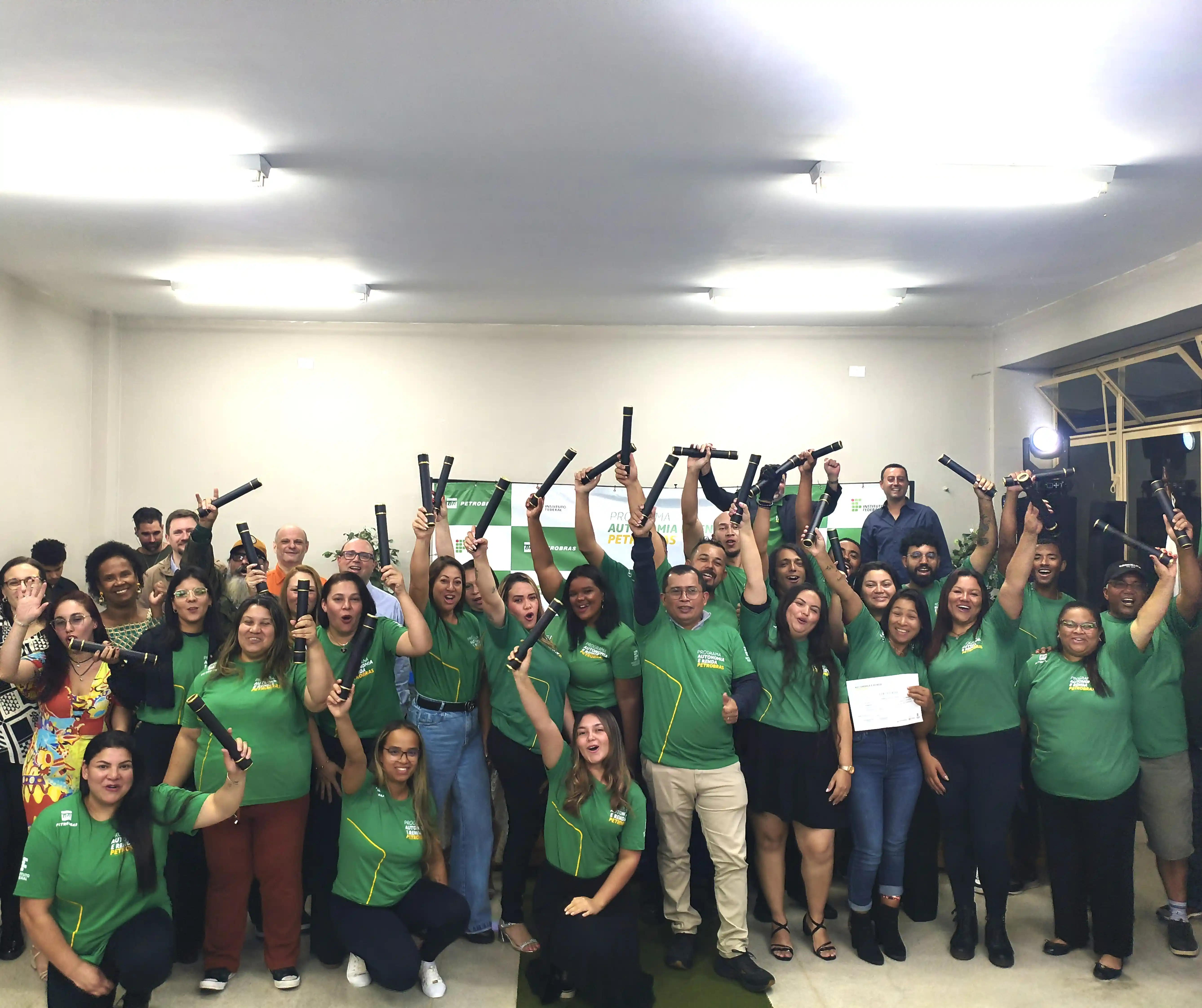 Imagem de estudantes do Programa Autonomia e Renda do IFPR Polo Araucária exibindo seus certificados de conclusão de curso