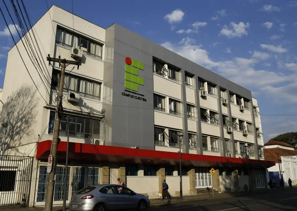 Imagem da fachada do Campus Curitiba, do IFPR