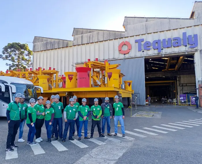 Imagem de estudantes do Programa Autonomia e Renda Petrobras em visita técnica pelo IFPR.