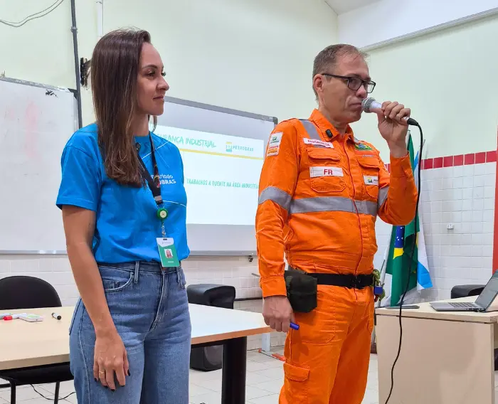 Imagem de servidor da Petrobras em aula especial na REDUC.
