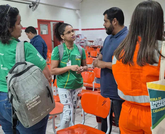 Imagem de estudantes do Programa Autonomia e Renda Petrobras participando da feira de empregabilidade do IFRJ.