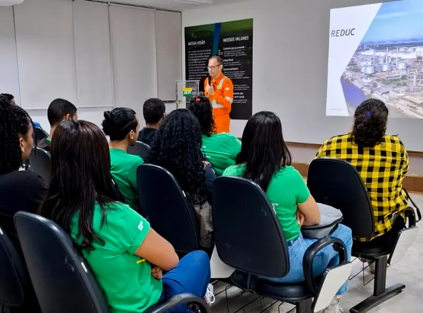 Imagem de estudantes do Programa Autonomia e Renda Petrobras do IFRJ em visita técnica à REDUC.