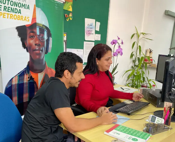 Imagem de estudantes do Programa Autonomia e Renda Petrobras operando um computador.