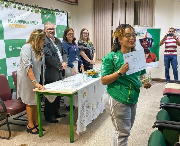Imagem de estudante recebendo certificado de conclusão