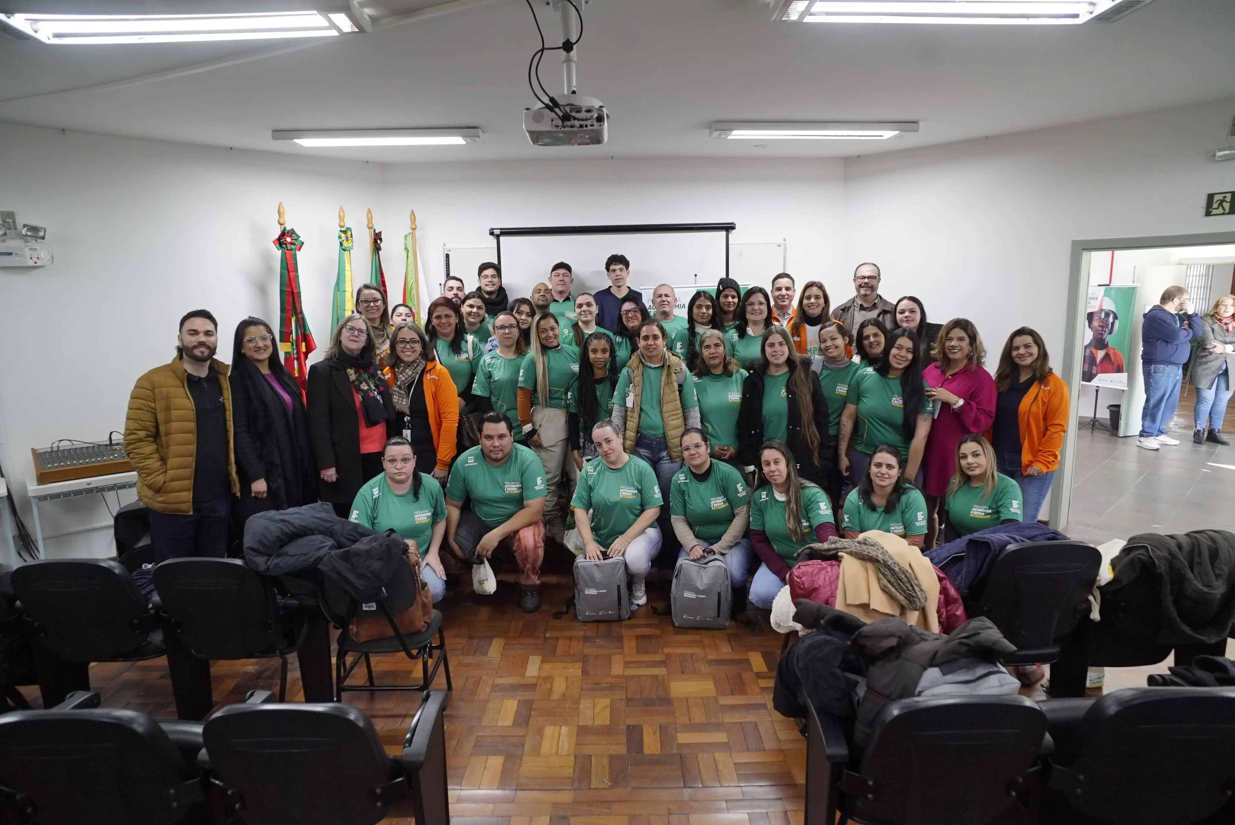 Imagem de estudantes do Programa Autonomia e Renda Petrobras participantes da feira de empregabilidade no IFRS.