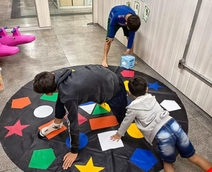Imagem de crianças brincando no espaço de recreação Infantil ofertado pelos IFs no Programa Autonomia e Renda Petrobras.