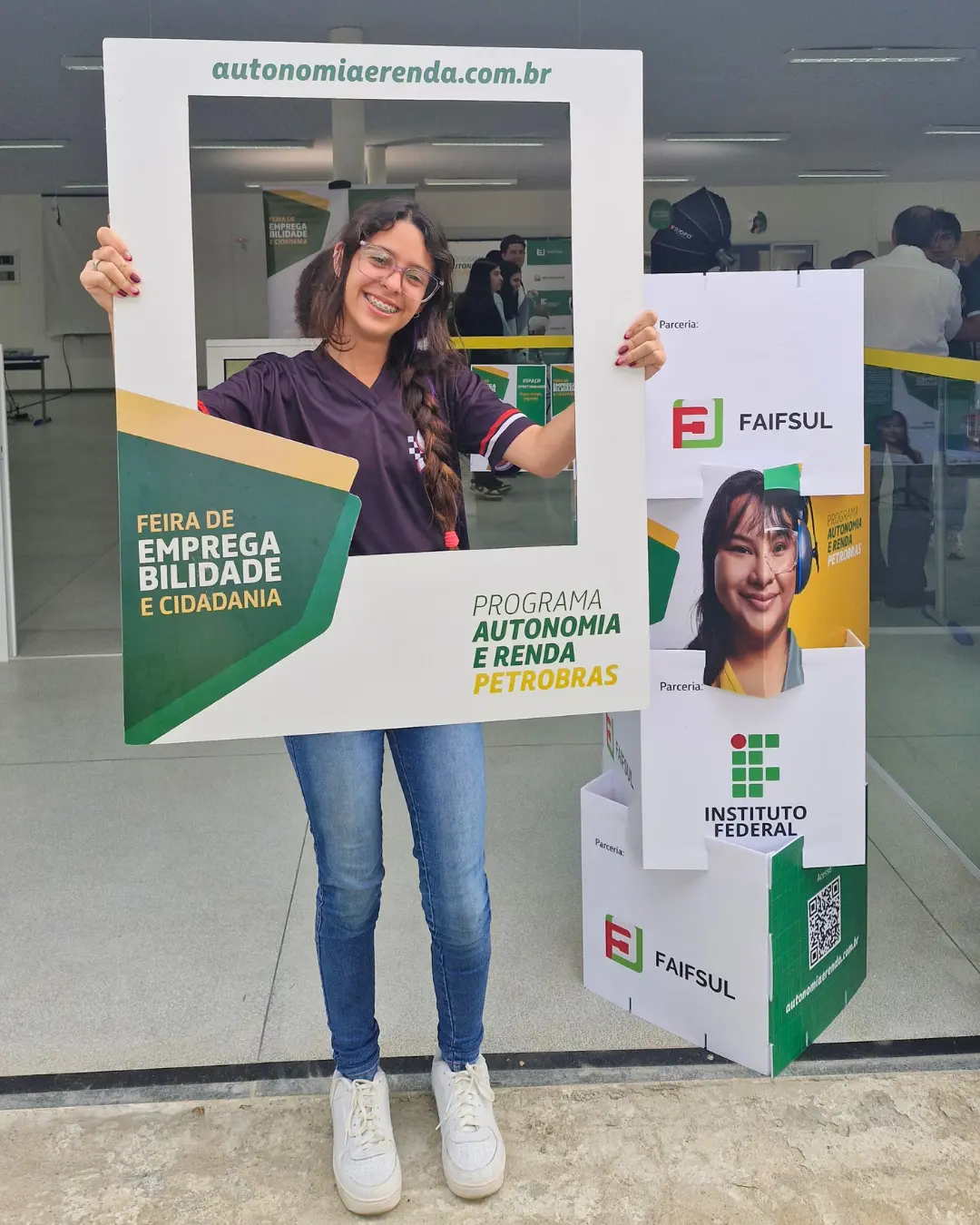 Imagem de uma mulher participante da feira de empregabilidade do IFSP.