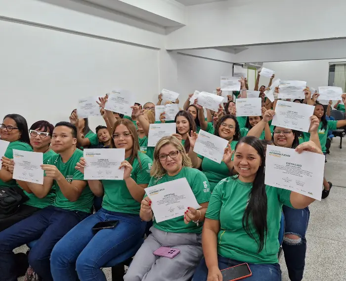 Imagem de estudantes do IFSP - Cubatão, com seus certificados de conclusão do curso de Auxiliar de Serviços Diversos.