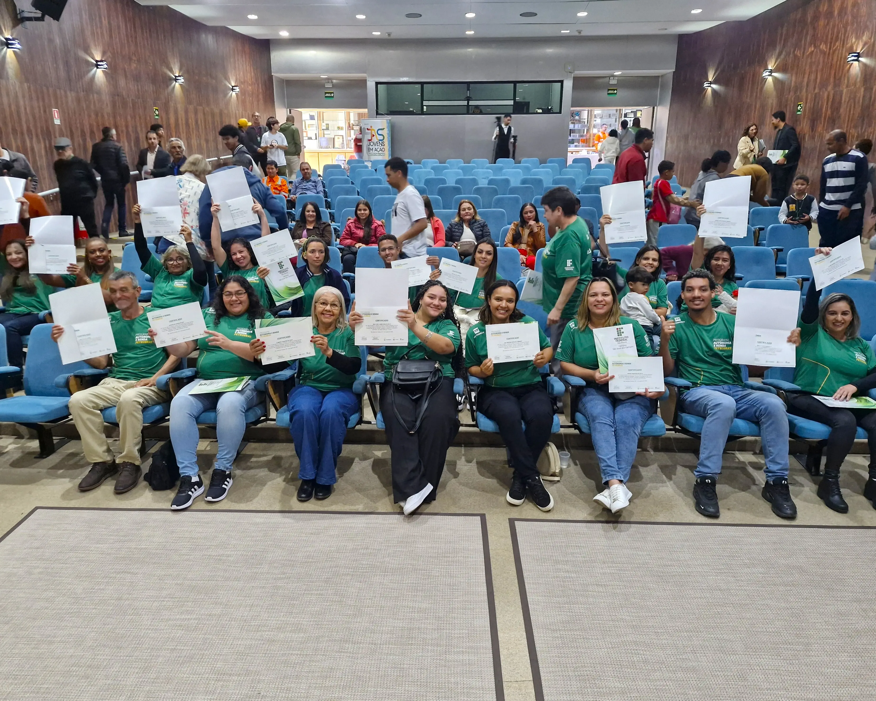 Imagem de estudantes do Programa Autonomia e Renda Petrobras do IFSP exibindo seus certificados de conclusão.