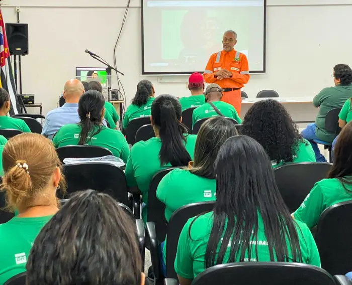 Imagem de estudantes do Programa Autonomia e Renda Petrobras em aula Inaugural no IFSP Cubatão.