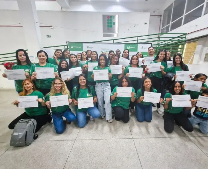 Imagem de estudante do Programa Autonomia e Renda Petrobras do IFSP Cubatão exibindo os certificados de conclusão de curso.