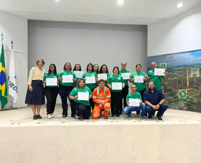 Imagem de estudantes do Programa Autonomia e Renda Petrobras segurando certificado de conclusão.