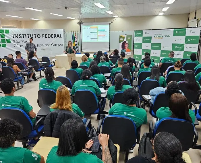 Imagem dos estudantes do Programa Autonomia e Renda Petrobras participando da Feira de Empregabilidade do IFSP - São Paulo