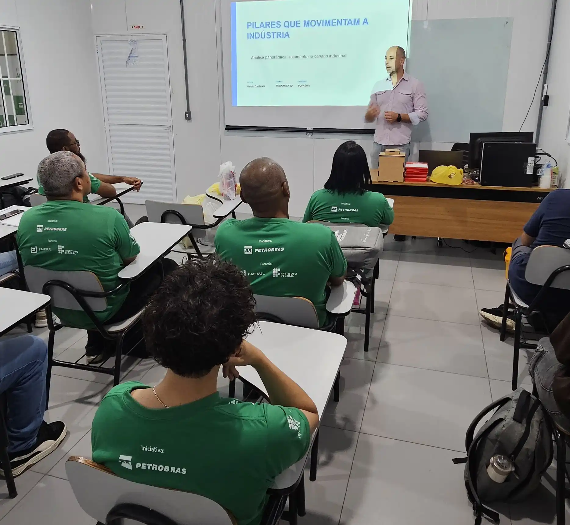 Imagem de estudantes do Programa Autonomia e Renda Petrobras do IFSP assistindo a uma palestra