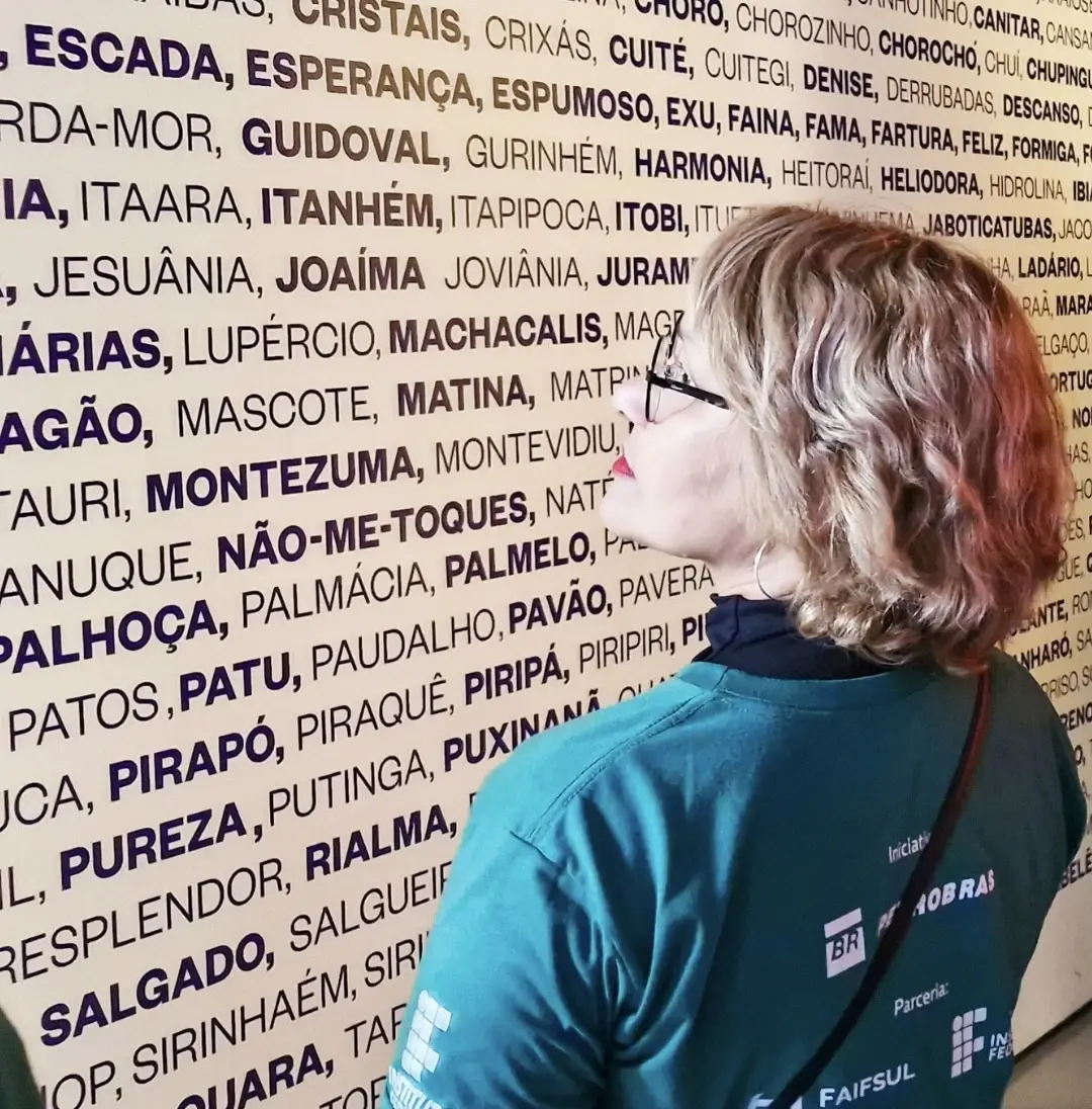 Imagem de estudante do Programa Autonomia e Renda Petrobras em visita au Museu da língua portuguesa.