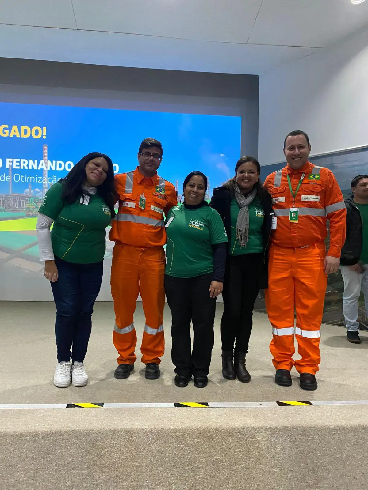Imagem de estudantes do IFSP em visita a REVAP.