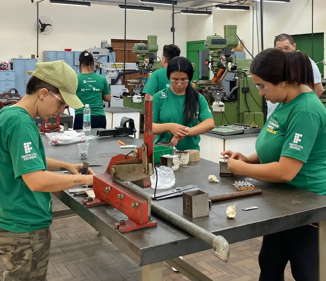 Imagem de estudantes do Programa Autonomia e Renda Petrobras do IFSul em aula prática