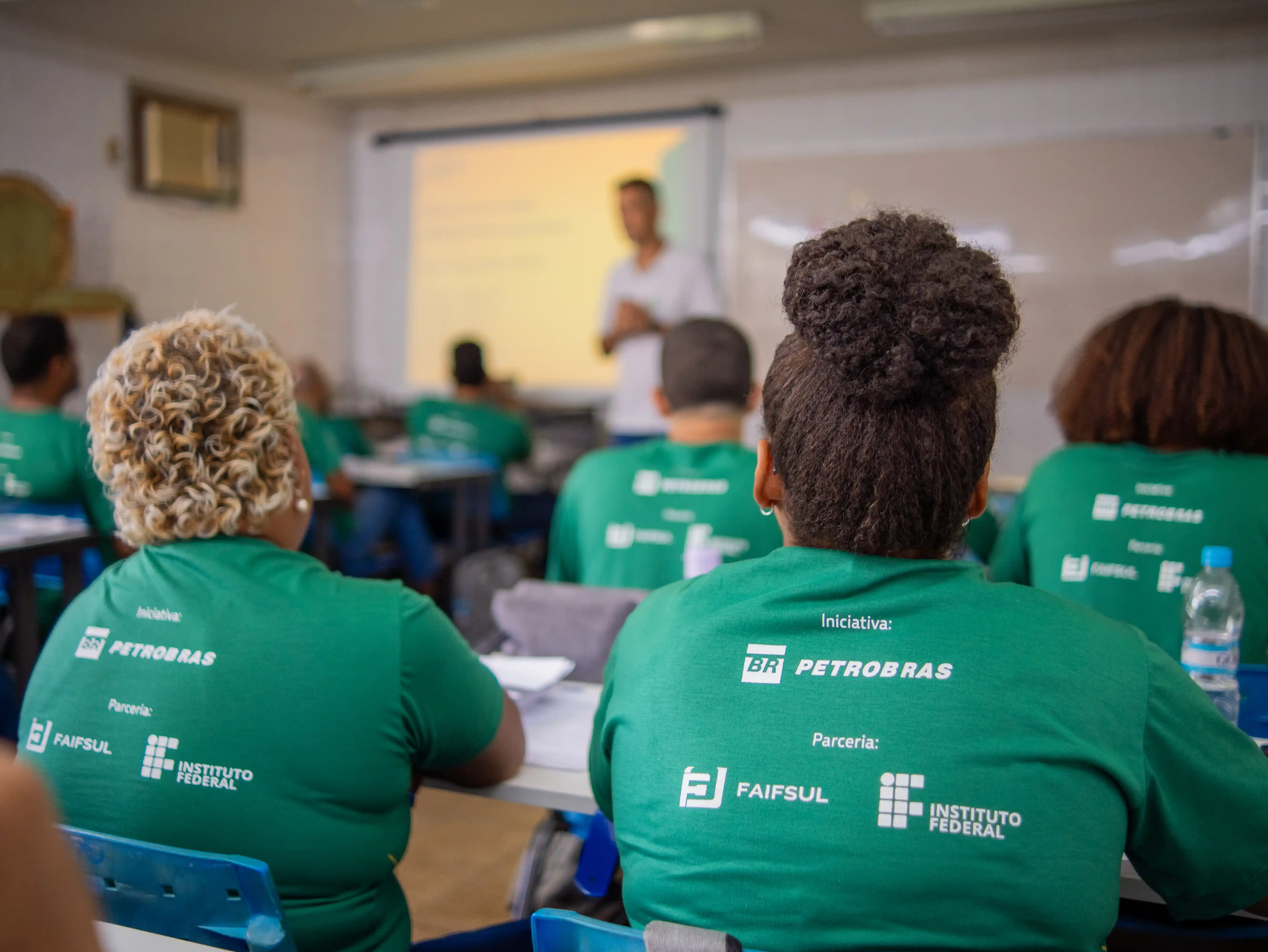Imagem destudantes do Programa Autonomia e Renda Petrobras em sala de aula no IFSul