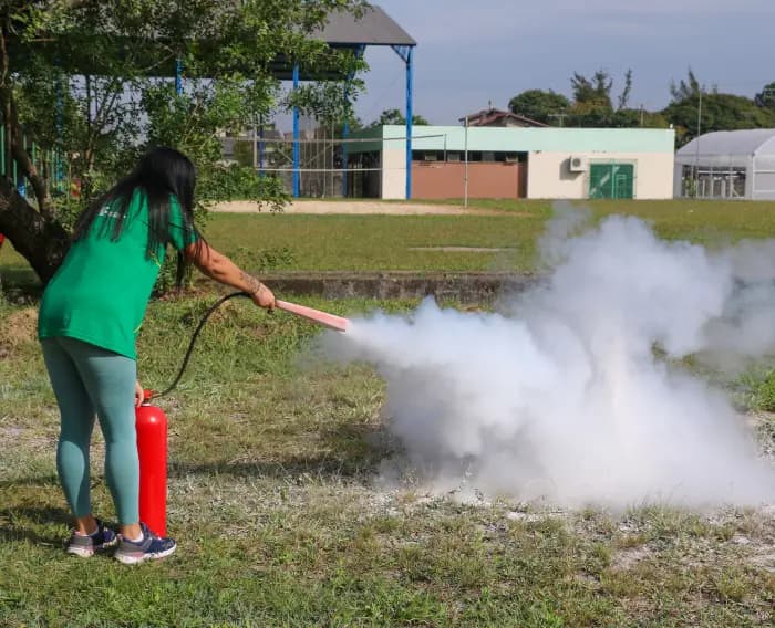 Imagem de estudante do Programa Autonomia e Renda Petrobras em treinamento de combate a incêndio