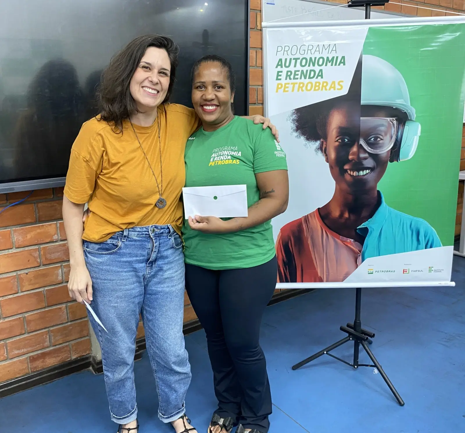 Imagem de estudante do Programa Autonomia e Renda Petrobras recebendo certiricado