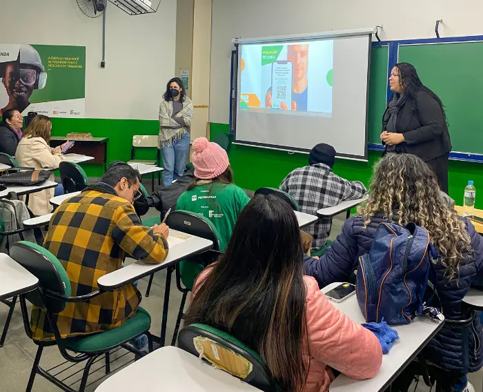 Imagem de estudantes do Programa Autonomia e Renda Petrobras em sala de aula no IFSul