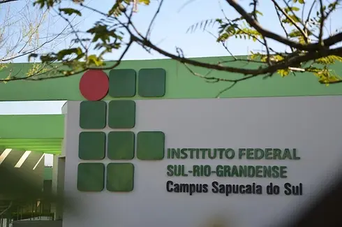 Imagem a fachada do IFSul.