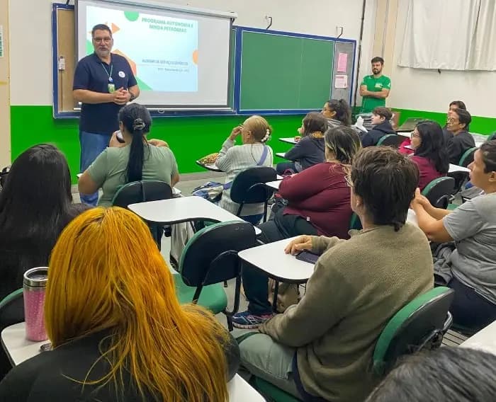Imagem de estudantes do Programa Autonomia e Renda Petrobras em sala de aula no IFSul