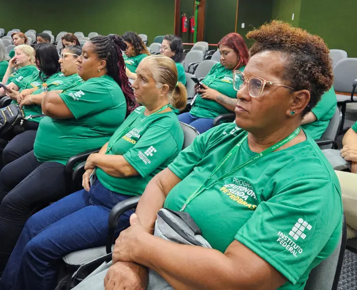 Imagem de um grupo de mulheres com camisa do Programa Autonomia e Renda Petrobras, em auditório no IFSul Sapucaia.