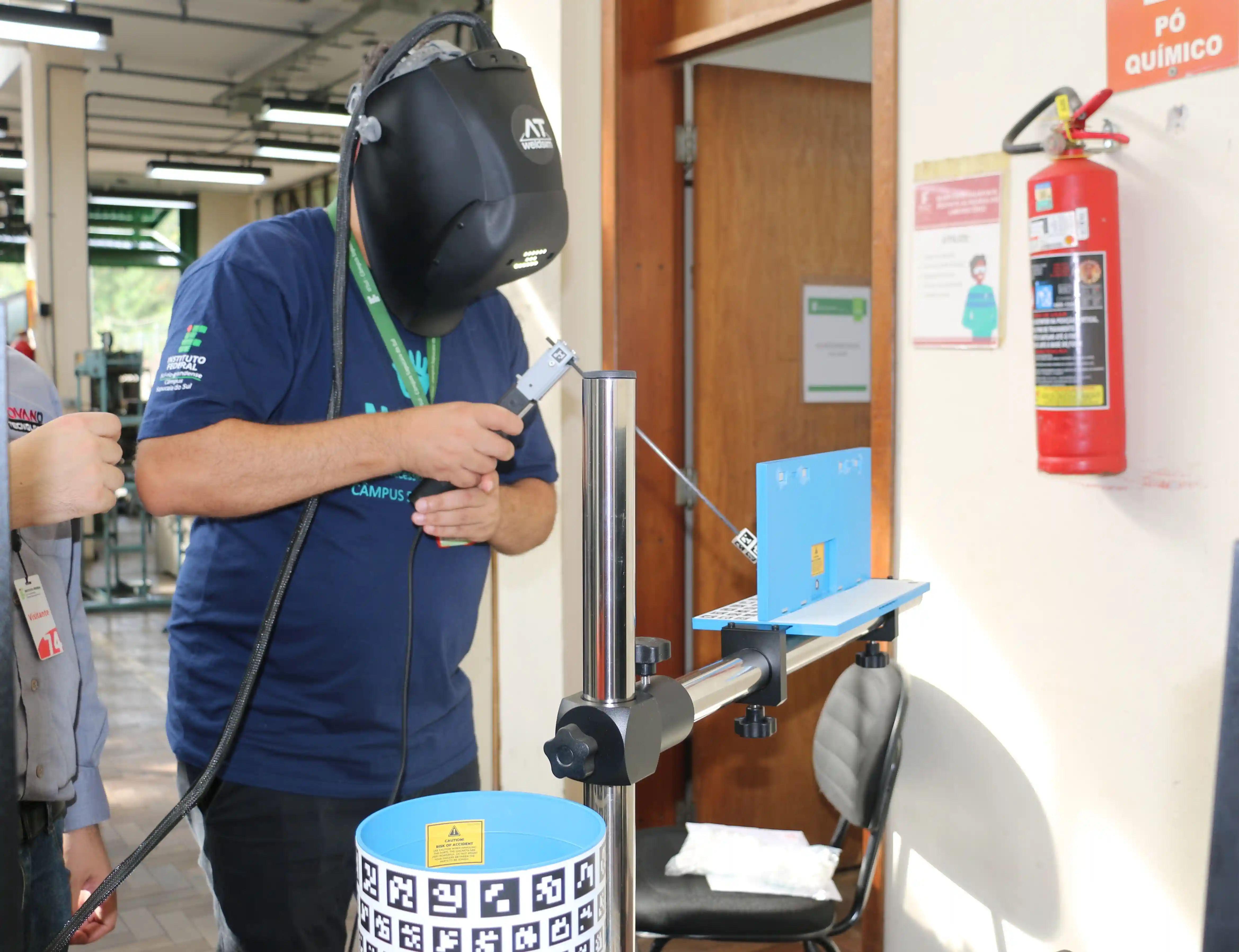 Imagem de instrutor operando equipamento de soldagem no IFSul Sapucaia do Sul