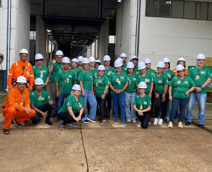 Imagem de estudantes do programa autonomia e renda em visita técnica à Refap.