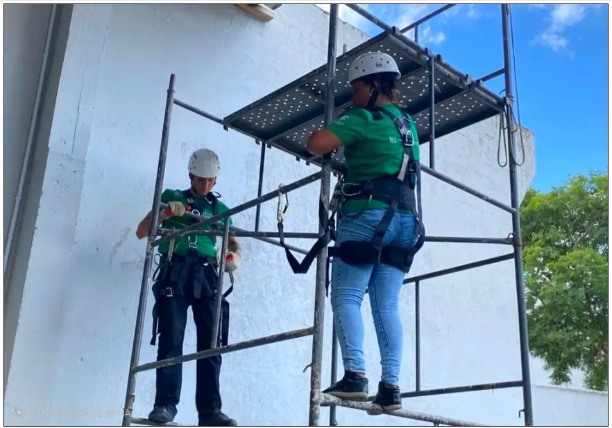 Imagem de estudantes do Programa Autonomia e Renda Petrobras em um andaime.