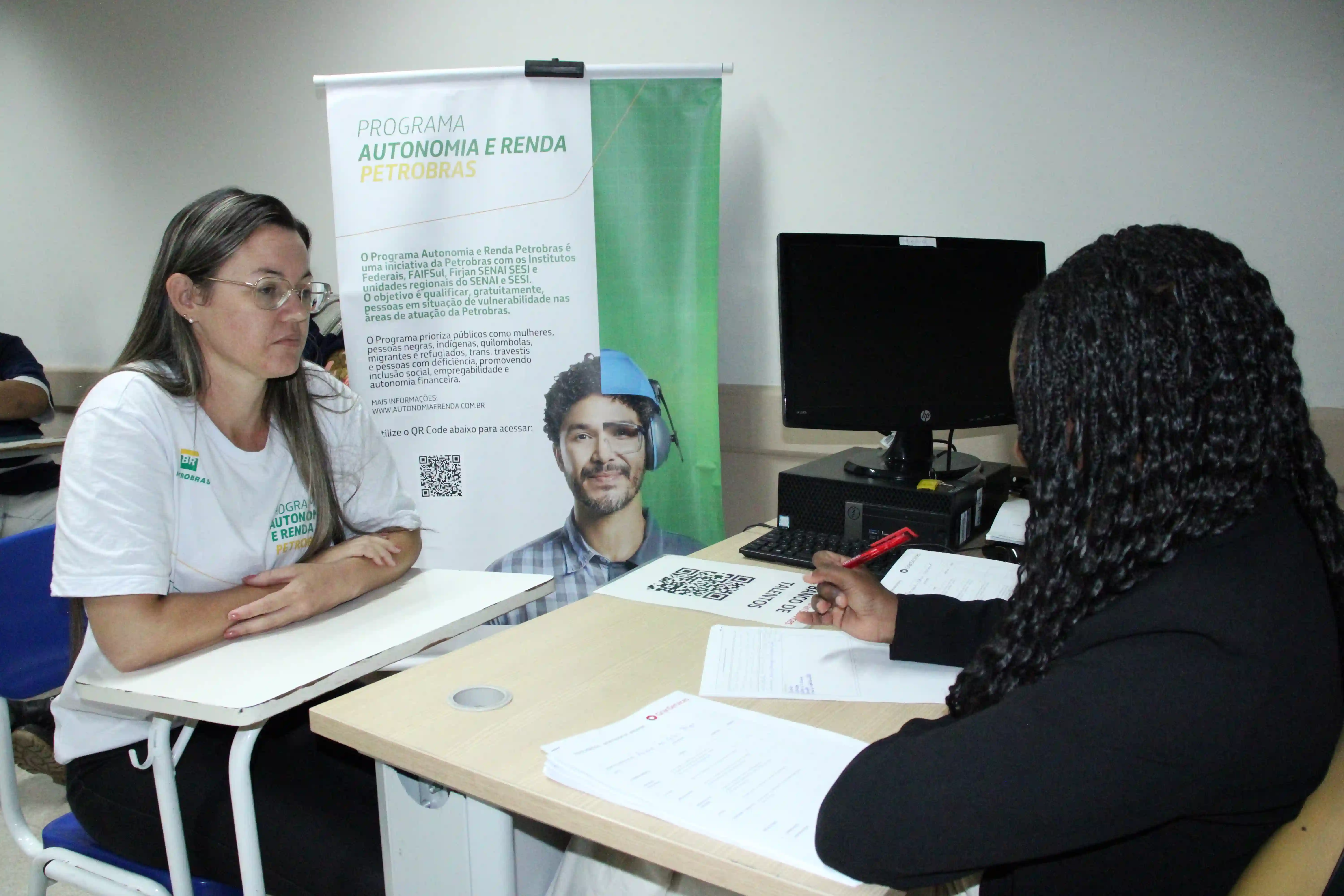 Imagem de uma estudante do senai em atendimento no senai.