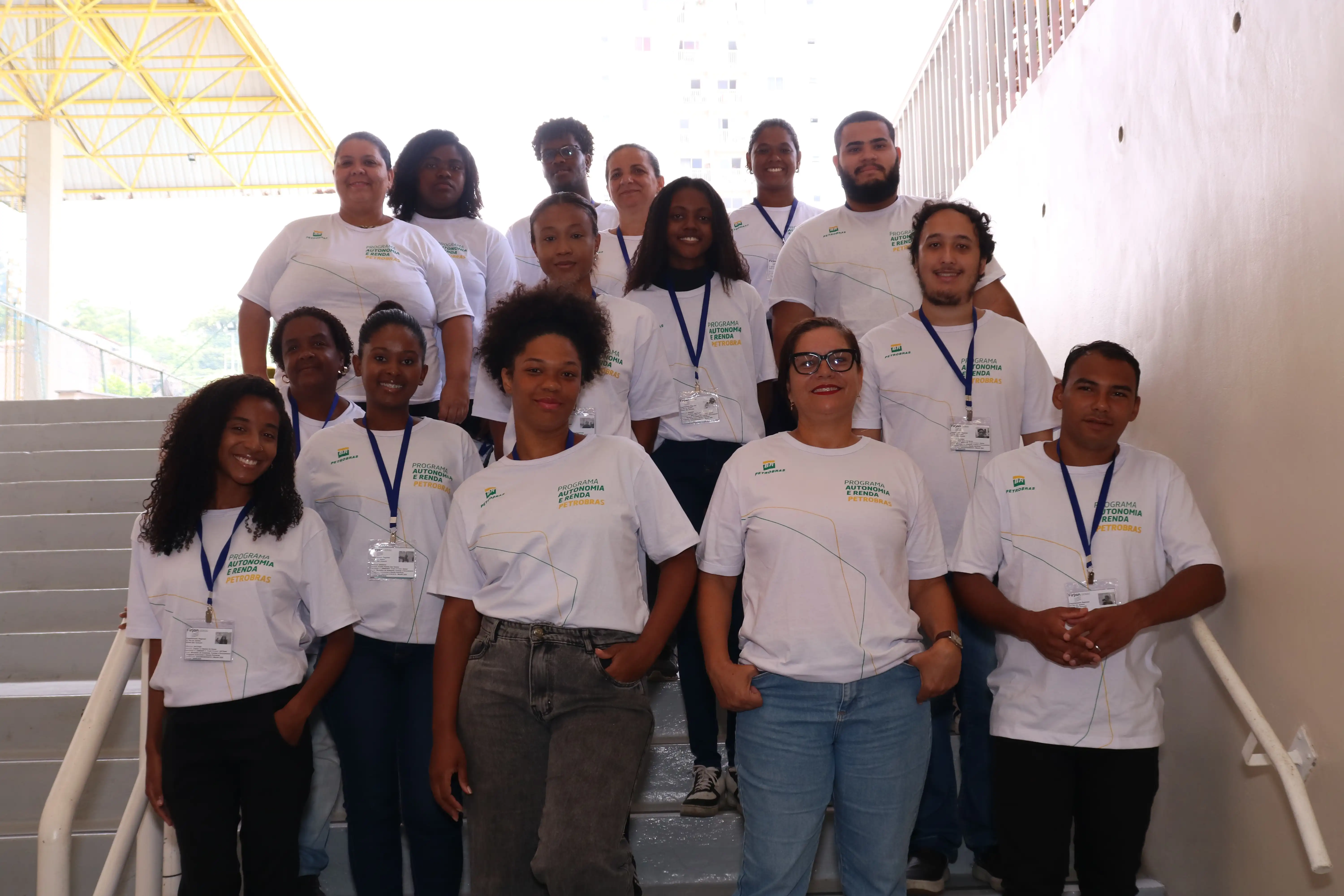 Imagem de Estudantes do Programa Autonomia e Renda Petrobras no Senai vestidos com a camisa do Programa.