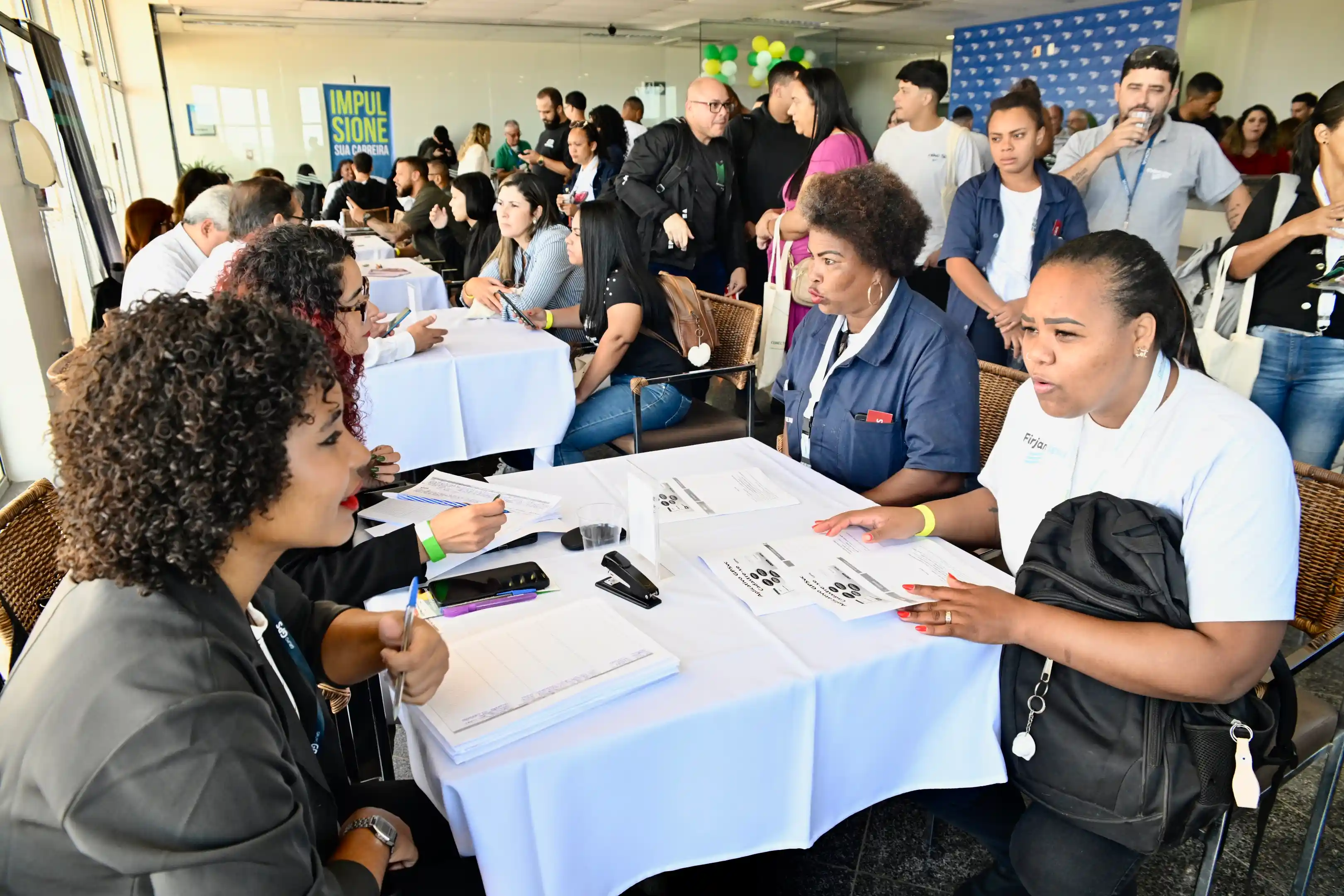 Imagem de pessoas se credenciando no evento Conecta Futuro da Firjan no Programa Autonomia e Renda Petrobras.