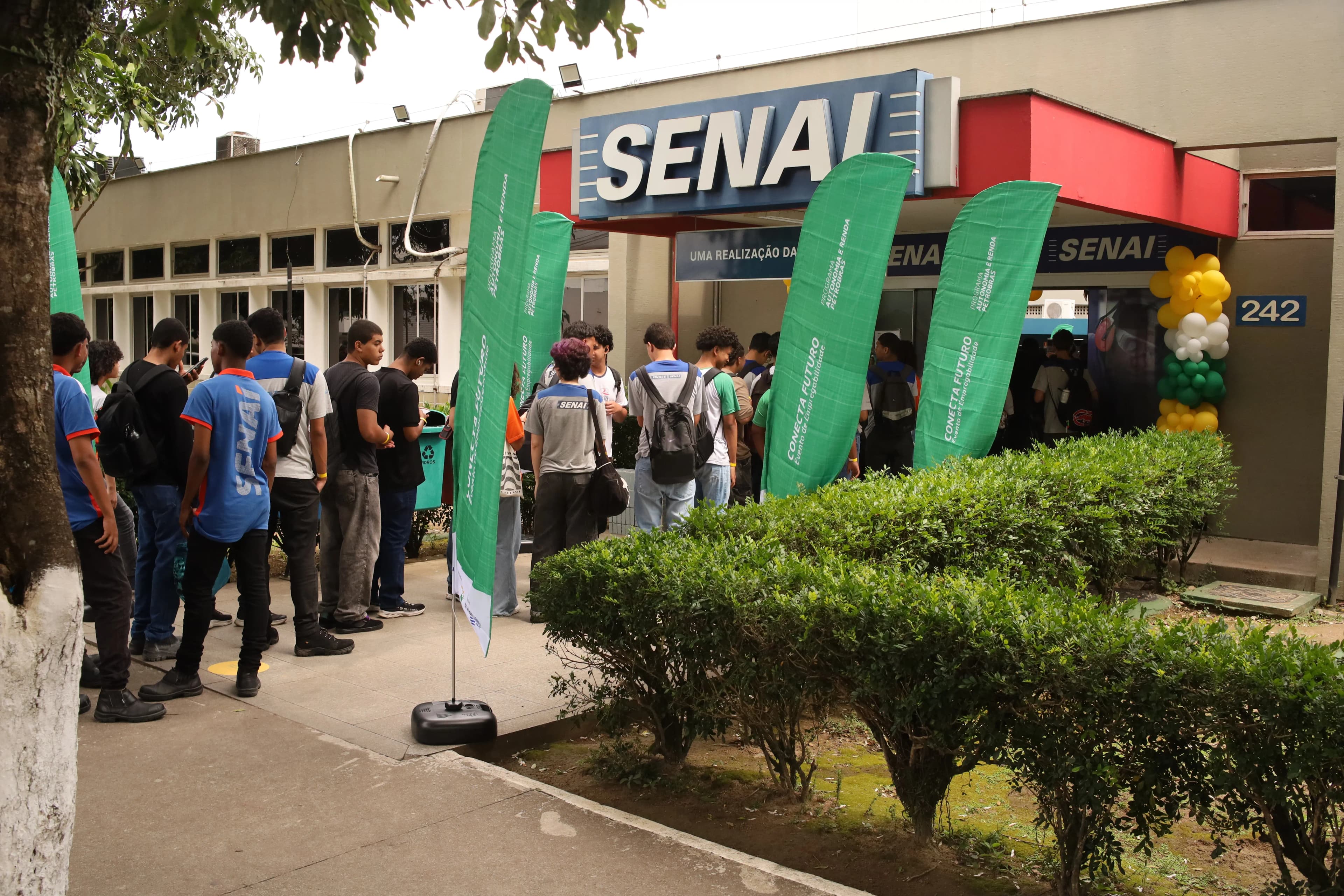 Imagem de estudantes do SENAI em feira de empregabilidade.