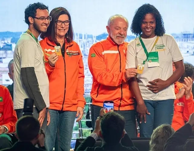 Imagem de estudantes do SENAI no Programa Autonomia e Renda Petrobras em evento com Presidente da República.