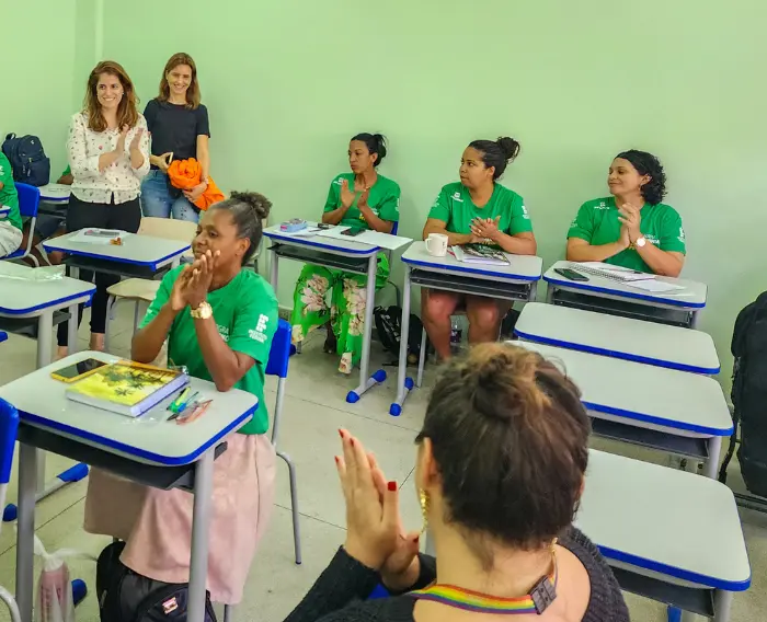 Imagem dos estudantes do Programa Autonomia e Renda recebendo visita da Petrobras em sala de aula