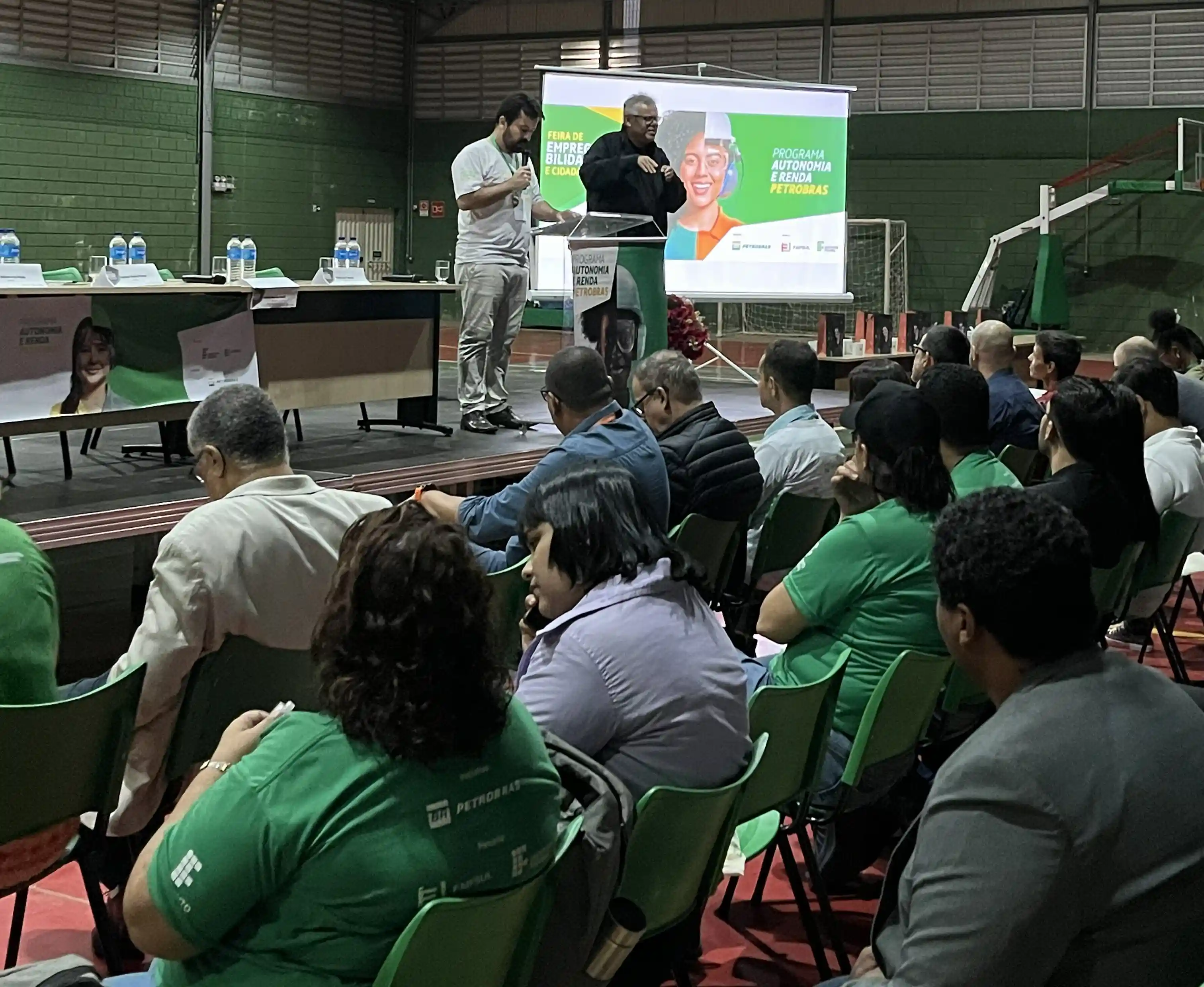 Imagem de estudantes do Programa Autonomia e Renda assistindo a uma palestra na feira de empregabilidade do IFMG Ibirité.