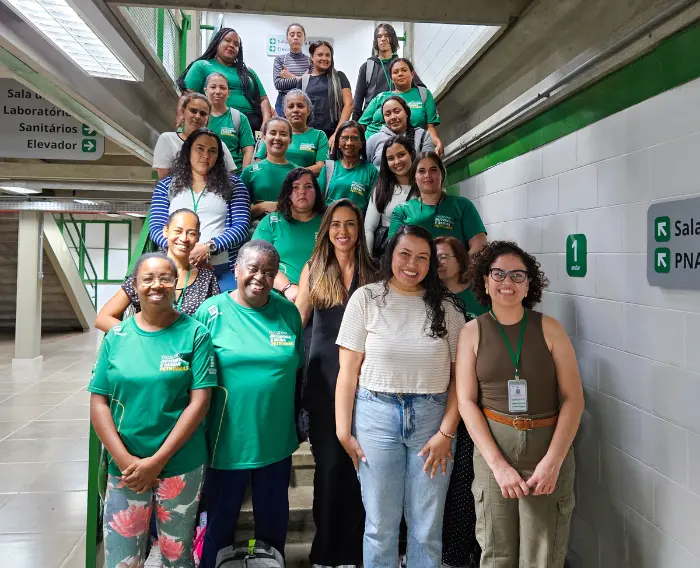 Imagem de estudantes do Programa Autonomia e Renda em escadaria no IFMG