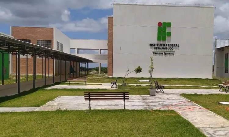 Imagem da fachada do campus Igarassu no IFPE