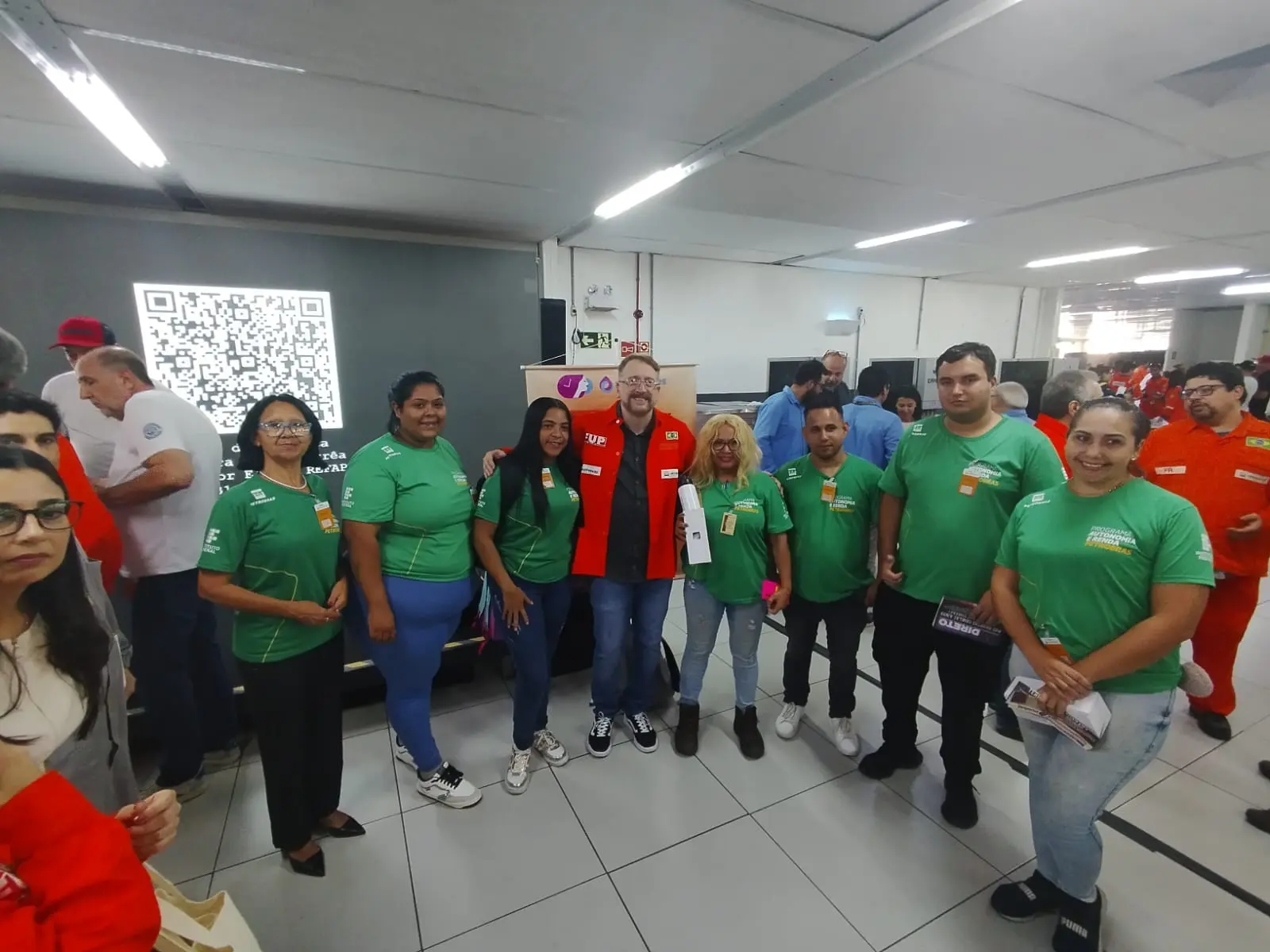 Imagem de estudantes do Programa Autonomia e Renda do IFMG em visita à REFAP.