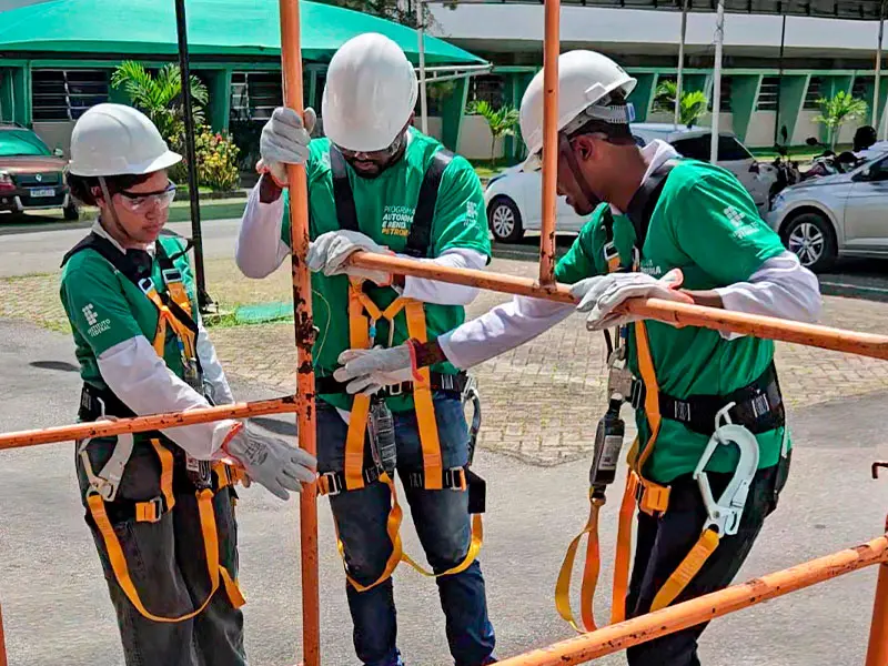 Imagem de estudantes do curso de Montador de Andaimes do Programa Autonomia e Renda em um Andaime.